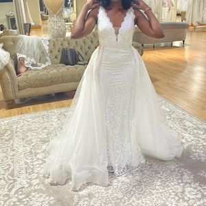 ENCHANTING BY MON CHERI Wedding Dress with Overskirt, SIZE 10(Size 6 streetsize)